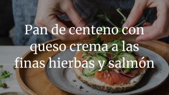 Tostas de pan de centeno con queso crema a las finas hierbas y salmón ahumado