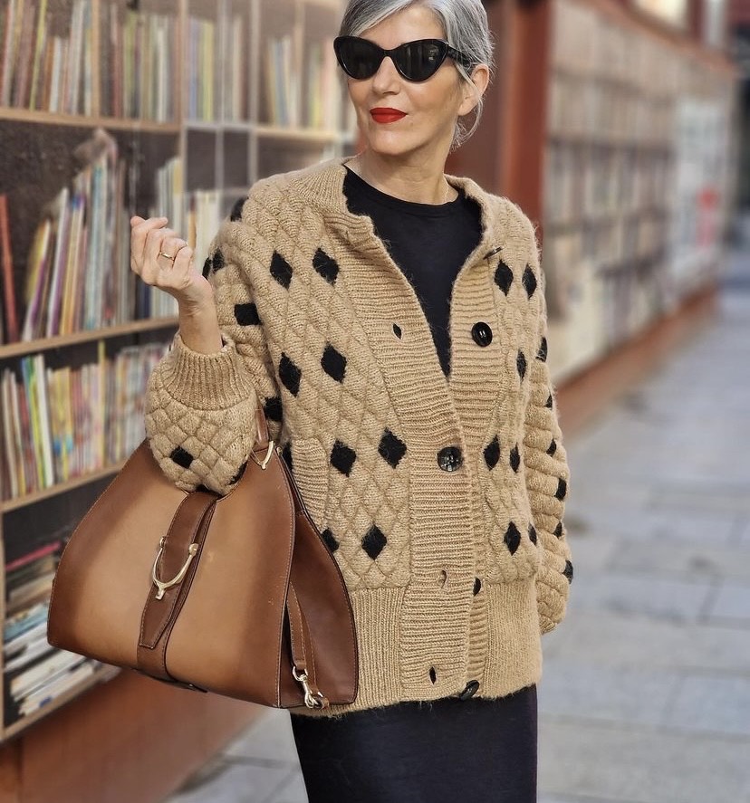 Massimo Dutti rebaja a la mitad los jerséis sueltecitos que las mujeres +50 han deseado toda la temporada: elegantes y calentitos