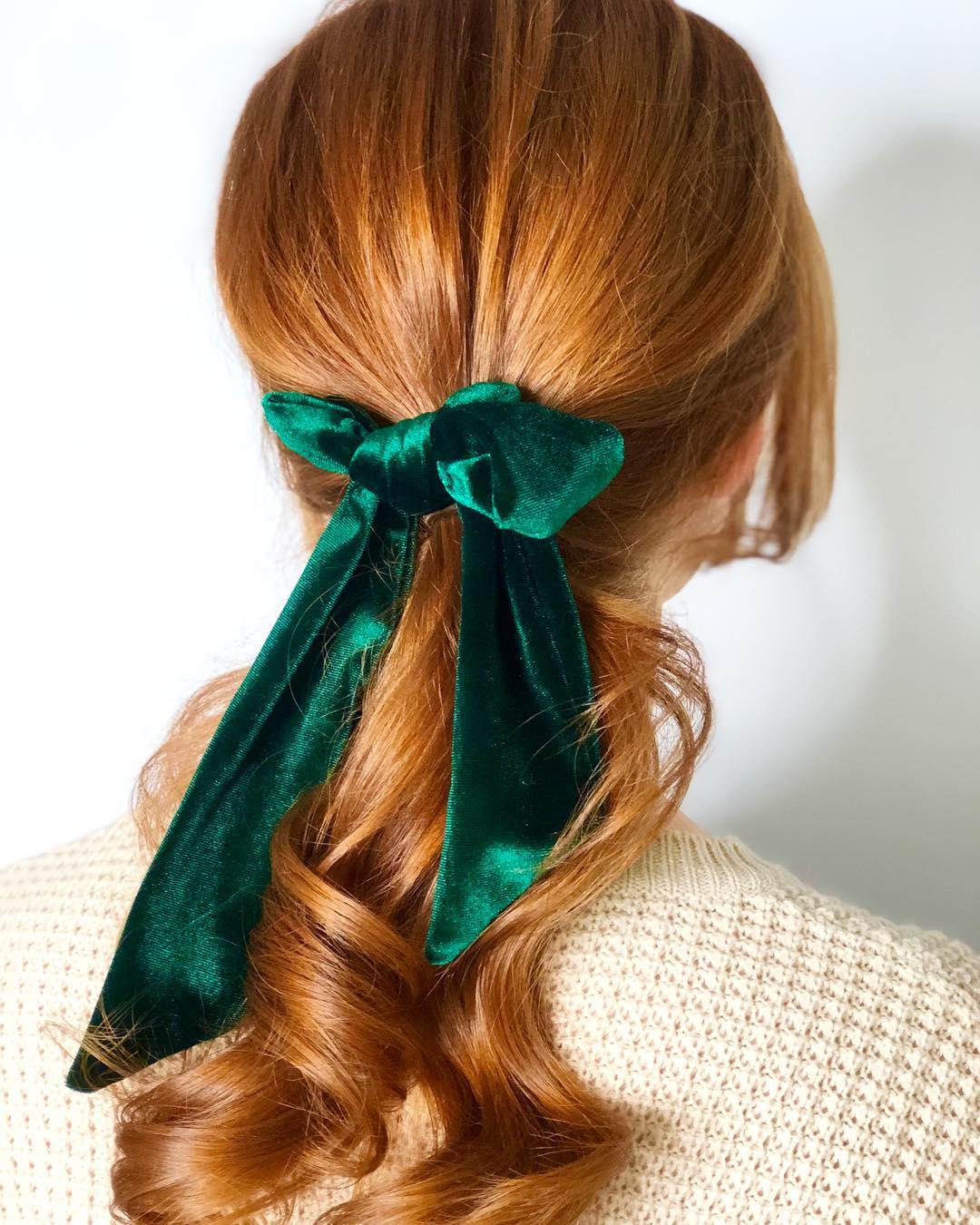 El lazo es una de las tendencias de esta temporada, sobre todo en peinados de invitada.