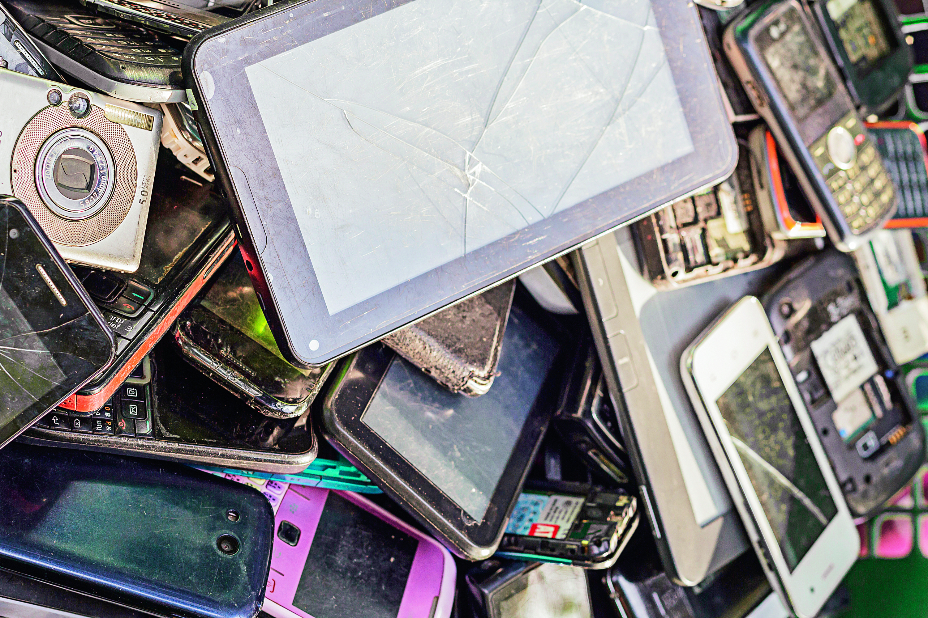 La educación del consumidor es clave para luchar contra la obsolescencia programada, para saber qué productos comprar y cuándo.