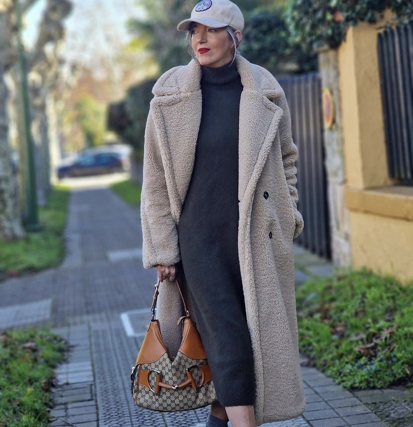 Seis vestidos sueltecitos de Lefties por menos de 13 euros que arrasan entre las mujeres +50 en estas rebajas de enero