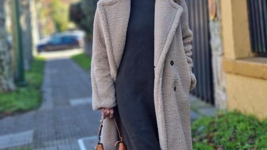 Seis vestidos sueltecitos de Lefties por menos de 13 euros que arrasan entre las mujeres +50 en estas rebajas de enero