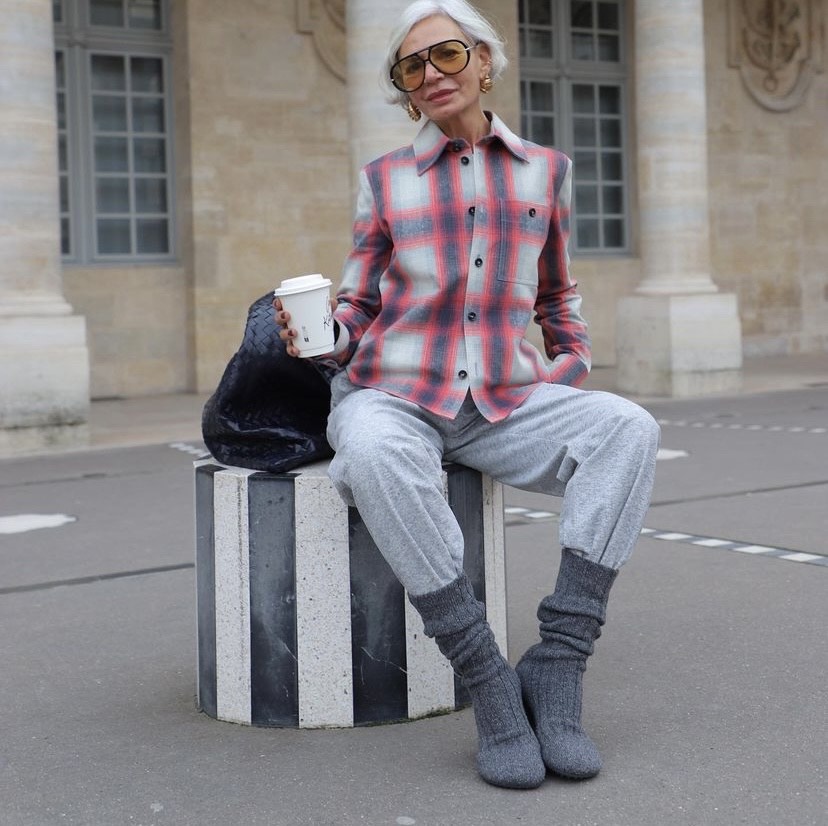 Las mujeres +50 van a agotar estos pantalones de las rebajas de Sfera porque son anchos, elásticos y cuestan menos de 16 euros