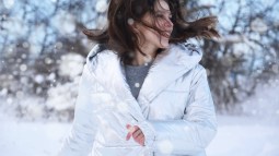 Los plumíferos de C&A por menos de 20 euros que arrasan en las rebajas por ser versátiles y calentitos para el invierno