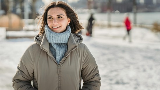 Sfera tiene el plumífero que causa furor entre las mujeres +50 porque cuesta menos de 30 euros en las segundas rebajas