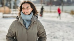 Sfera tiene el plumífero que causa furor entre las mujeres +50 porque cuesta menos de 30 euros en las segundas rebajas