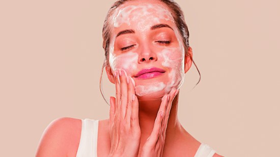 Escoge un limpiador facial adecuado a tu tipo de piel.