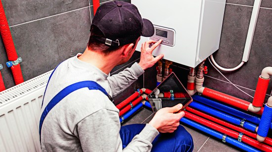 El mantenimiento de la caldera es clave para ahorrar en calefacción.