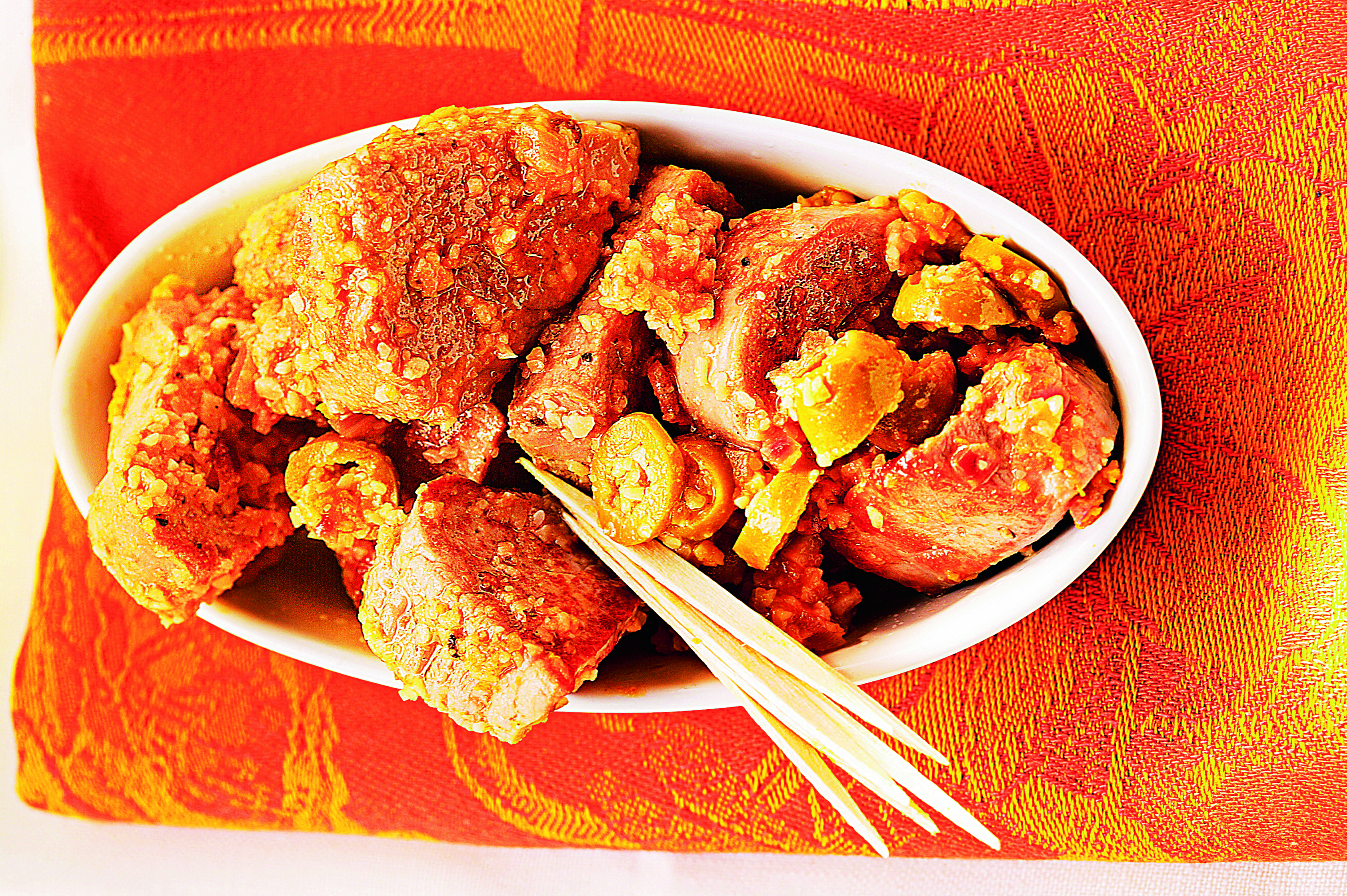 Pincho de cerdo con salsa de almendras y aceitunas