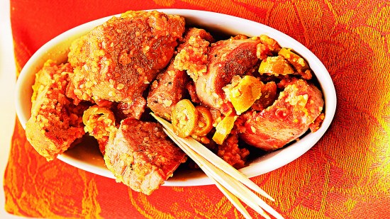 Pincho de cerdo con salsa de almendras y aceitunas