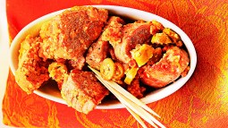 Pincho de cerdo con salsa de almendras y aceitunas