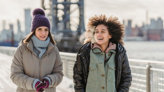 Las mujeres +50 están arrasando con los plumíferos de Adolfo Domínguez porque son elegantes y están rebajadísimos