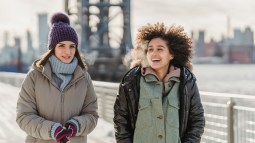 Las mujeres +50 están arrasando con los plumíferos de Adolfo Domínguez porque son elegantes y están rebajadísimos