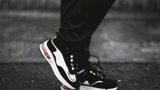 Las zapatillas de las rebajas de Camper que están agotando las mujeres +50 porque son cómodas y tienen descuentazo