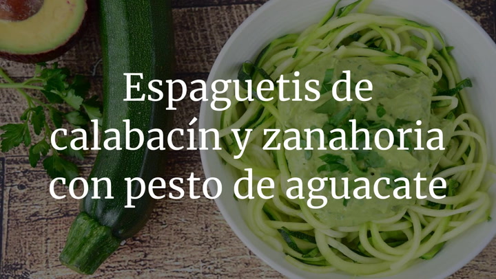 Espaguetis de calabacín y zanahoria con pesto de aguacate