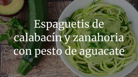 Espaguetis de calabacín y zanahoria con pesto de aguacate