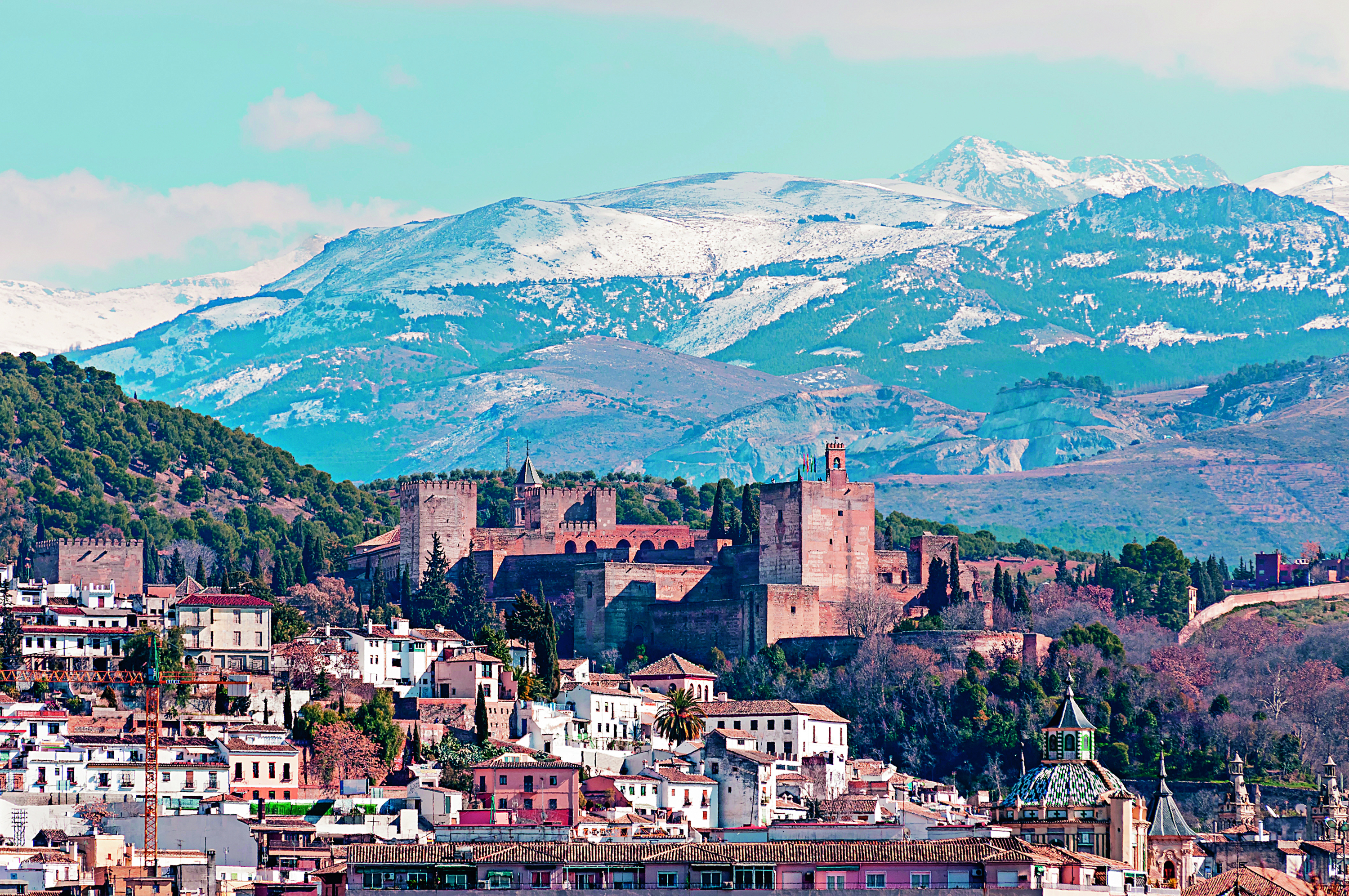 Una de las fotos más espectaculares de Granada es la que se obtiene desde los miradores del Albaicín, con la Alhambra al frente y Sierra Nevada al fondo.