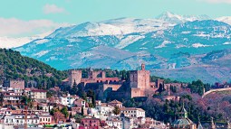 Una de las fotos más espectaculares de Granada es la que se obtiene desde los miradores del Albaicín, con la Alhambra al frente y Sierra Nevada al fondo.