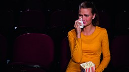 Llorar viendo una película define tu personalidad.