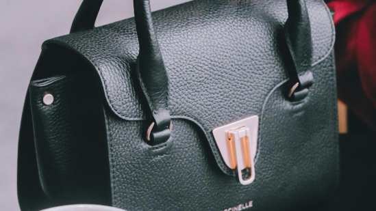 Los bolsos negros súper rebajados en los que las mujeres +50 están invirtiendo ahora para llevar en la primavera 2024