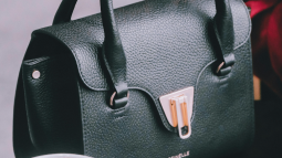 Los bolsos negros súper rebajados en los que las mujeres +50 están invirtiendo ahora para llevar en la primavera 2024