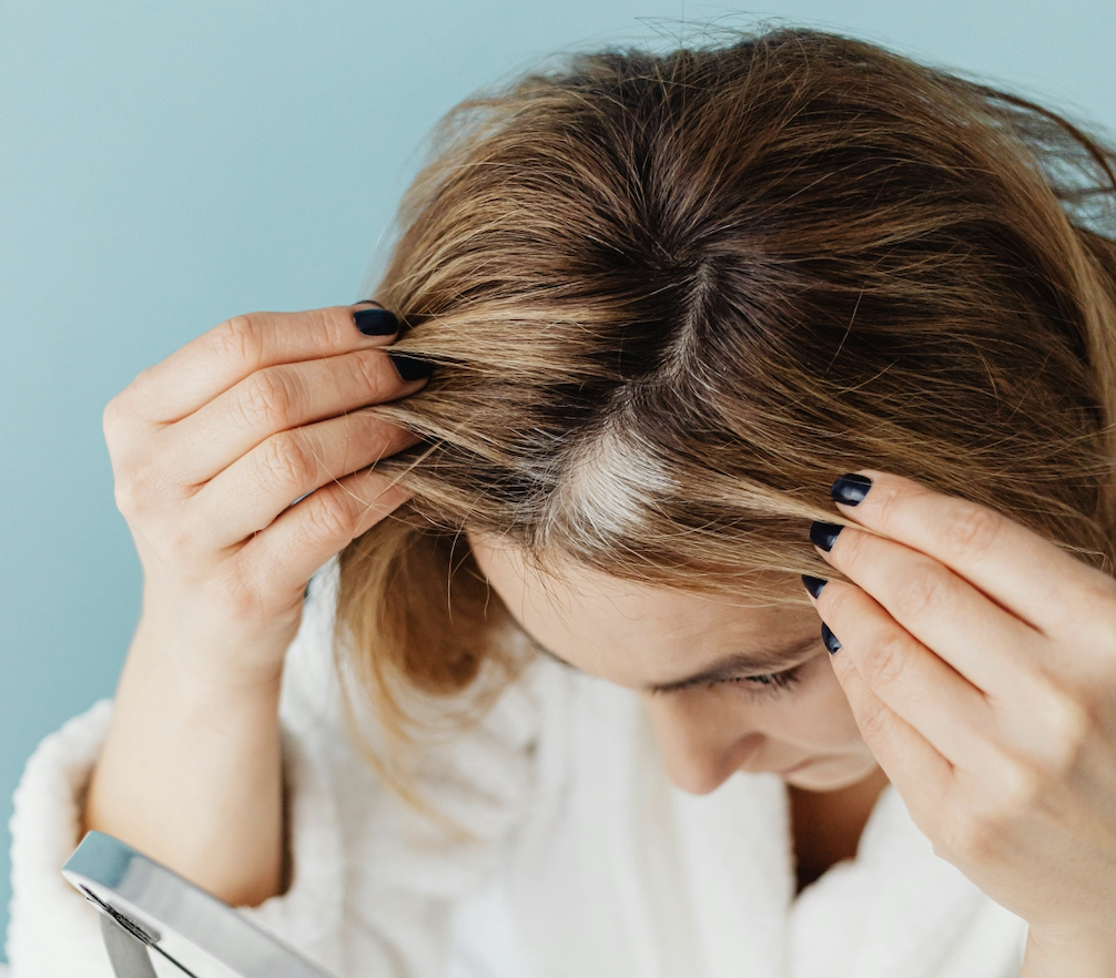 Cómo cubrir las canas sin usar tintes químicos: los remedios caseros con romero que usaban nuestras abuelas