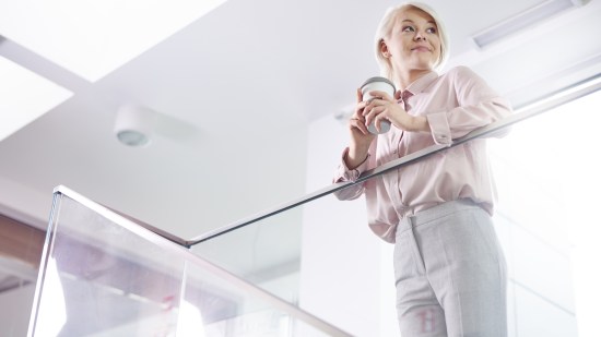 empresaria-bebiendo-cafe-breve-descanso