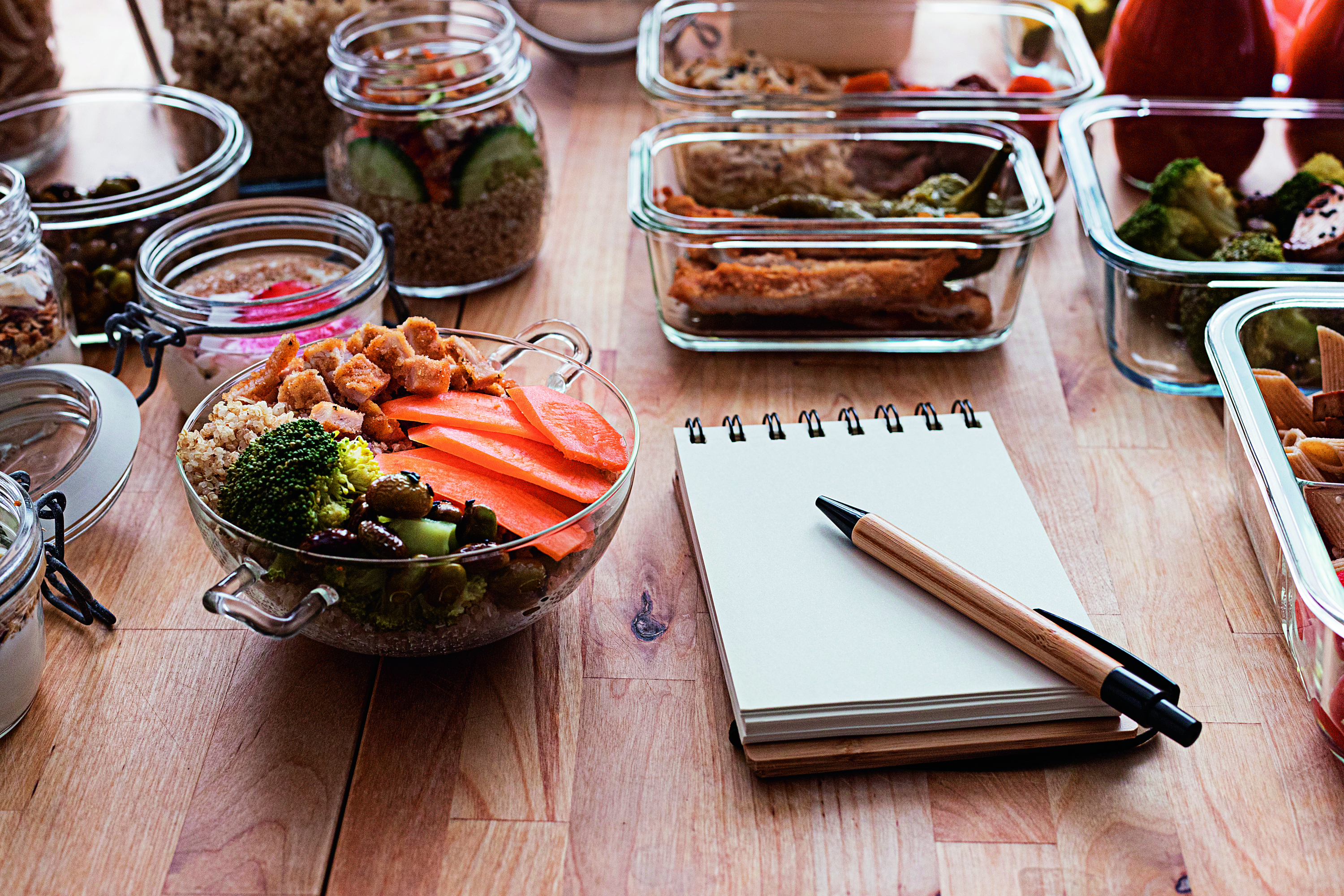 Intenta guardar los alimentos en recipientes de cristal y con tapas herméticas. Así se conservarán mejor y evitarás las contaminaciones.