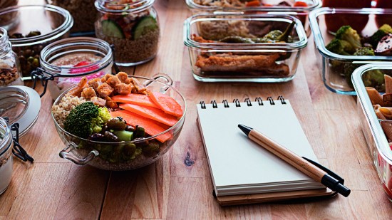 Intenta guardar los alimentos en recipientes de cristal y con tapas herméticas. Así se conservarán mejor y evitarás las contaminaciones.