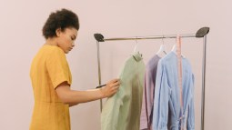 Los nuevos vestidos sueltecitos de Lefties están arrasando entre las mujeres +50 porque estilizan y cuestan menos de 20 euros