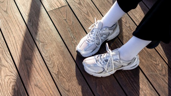 El Corte Inglés rebaja a la mitad las zapatillas New Balance que no paran de llevar las mujeres +50: cómodas y pegan con todo