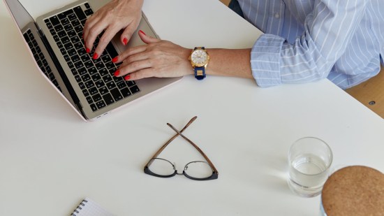Las camisas de volantes serán tendencia esta primavera 2024 y la prueba es este modelo barato de Zara que han agotado las mujeres +50