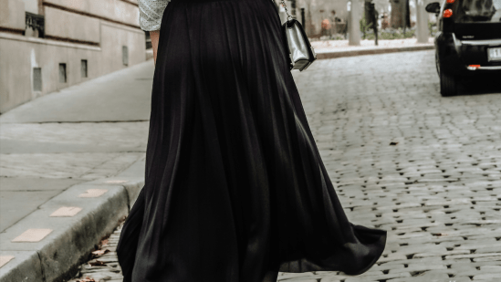 Las faldas midi de Massimo Dutti por menos de 30 euros en las que merece la pena invertir en rebajas: elegantes y favorecedoras