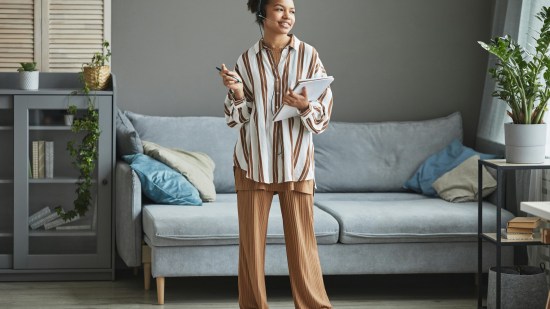 Las mujeres +50 están fichando estas camisas de Mango Outlet para primavera porque son holgadas, elegantes y muy baratas