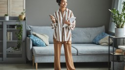 Las mujeres +50 están fichando estas camisas de Mango Outlet para primavera porque son holgadas, elegantes y muy baratas