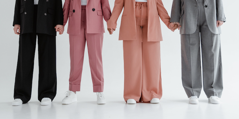 Seis pantalones anchos de las rebajas de Stradivarius que triunfan entre las mujeres +50 porque estilizan y cuestan menos de 10 euros