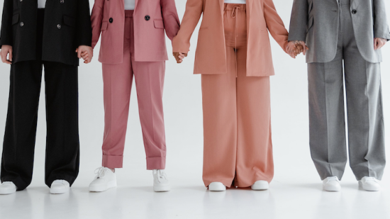 Seis pantalones anchos de las rebajas de Stradivarius que triunfan entre las mujeres +50 porque estilizan y cuestan menos de 10 euros