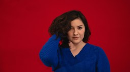 Lefties rebaja a menos de 8 euros los jerséis sueltecitos y finos que las mujeres +50 llevan tanto ahora como en primavera