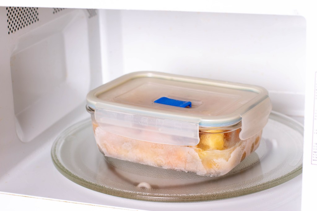 ¿Se pueden calentar los envases de poliestireno en el microondas?