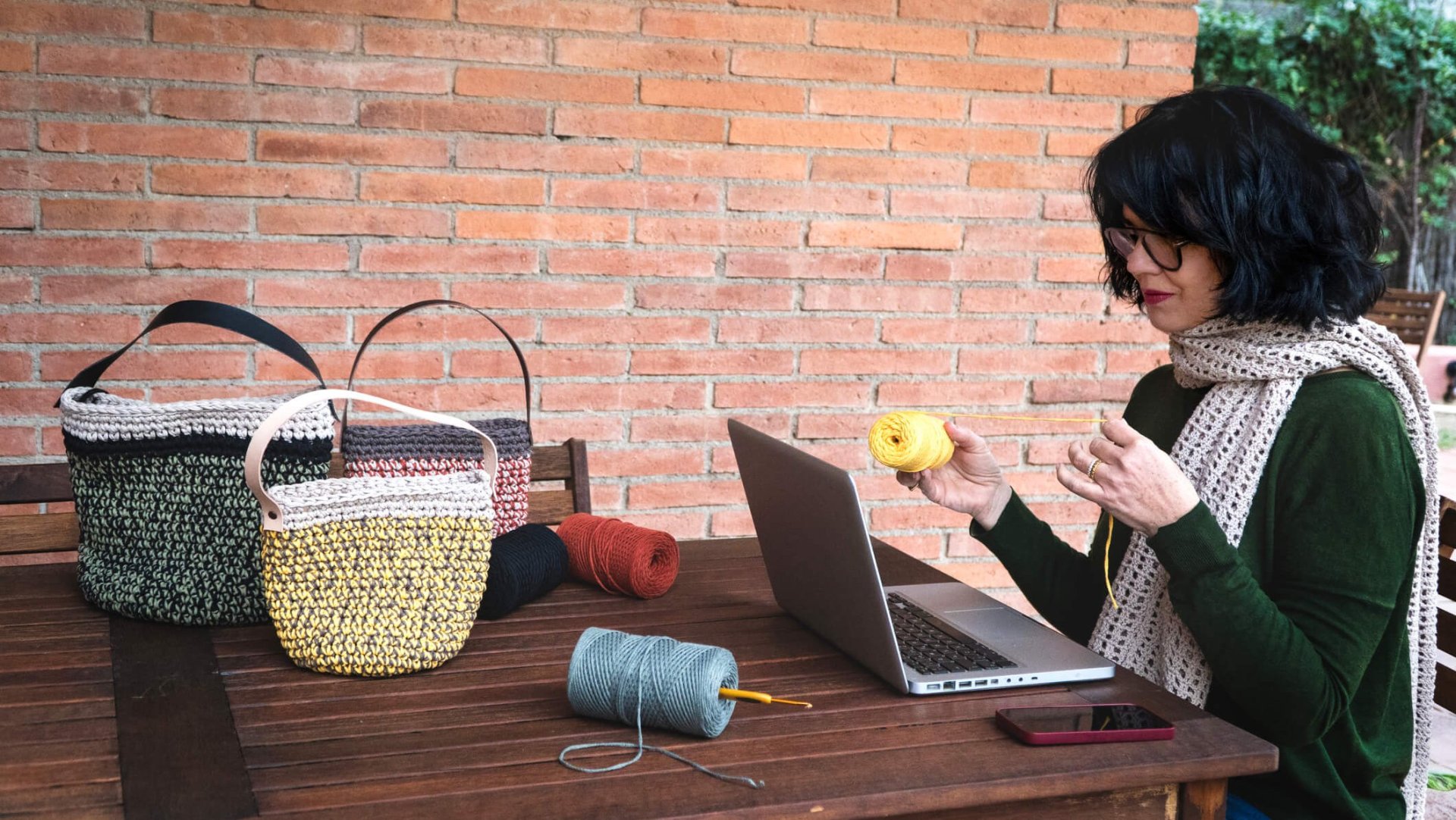 Cómo hacer bolsos en ganchillo fáciles con tutoriales gratuitos