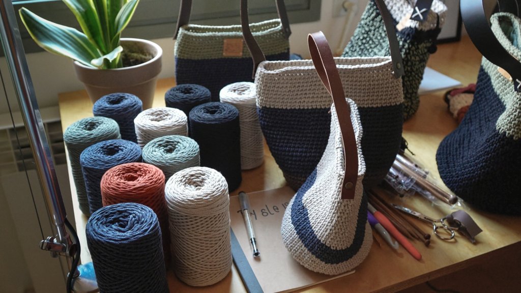 Cómo hacer bolsos en ganchillo fáciles con tutoriales gratuitos