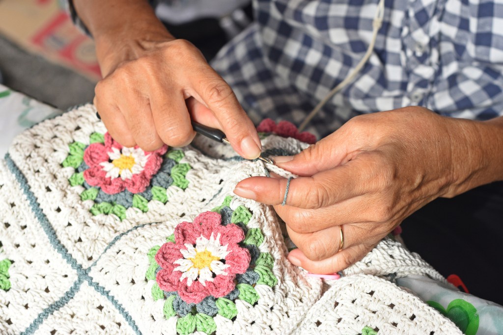 Cómo hacer bolsos en ganchillo fáciles con tutoriales gratuitos