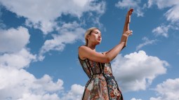 De Sfera a Zara: las mujeres +50 arrasan con estos vestidos sueltecitos de flores para primavera porque están tirados de precio