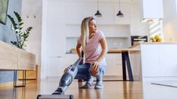 El aspirador limpiasuelos recargable 2 en 1 Regulus Aqua PowerVac de Lidl