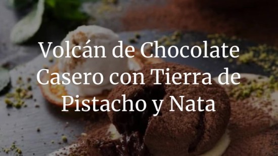 Volcán de chocolate hecho en casa con tierra de pistacho y nata