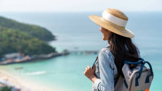 Los 50 son la edad perfecta para lanzarte y emprender un viaje sola.