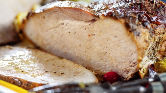 El lomo a la orza es ideal para un día de barbacoa, siendo una forma diferente de comer carne sin apenas grasa.