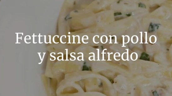Fettuccine con pollo y salsa alfredo
