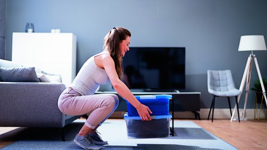 Al mantener la columna vertebral alineada, reduces la presión sobre los discos intervertebrales y los músculos circundantes, lo que previene dolores.