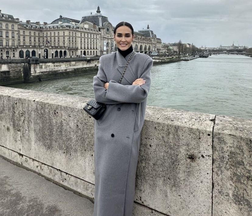 La nuevo de Mango y el look gris de Vicky Martín Berrocal corroboran que es el color favorito de las mujeres +50 en esta vuelta al frío